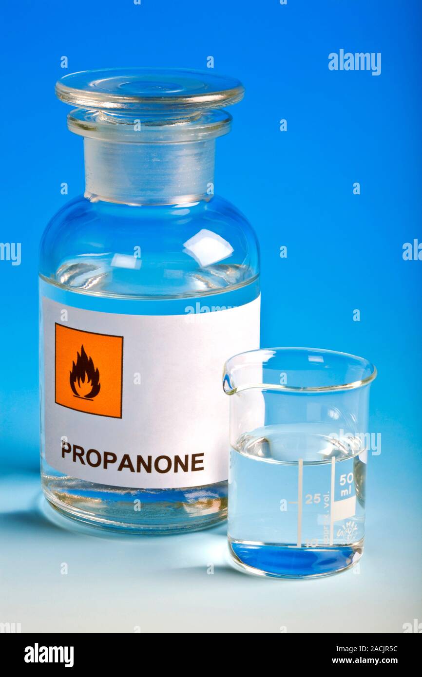 Propanon. Labor verschlossenen Fläschchen und Becher von propanon. Auch als Aceton genannt, ist eine Art von Chemikalie namens ein Keton. In der l Stockfoto