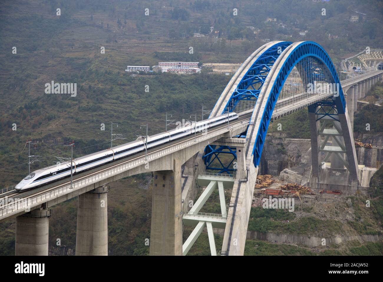 Bijie. 2. Dez, 2019. Ein Zug fährt die Brücke über den Fluss Yachi während eines Versuches Betrieb von Chengdu-Guiyang high-speed Railway im Südwesten Chinas Provinz Guizhou, Dez. 2, 2019. Die 650 Kilometer lange Bahn ist ein wichtiger Bestandteil des Hochgeschwindigkeitsnetzes bestehend aus acht wichtigsten Nord-Süd-Linien und die acht wichtigsten Ost-West-Linien, mit einer Höchstgeschwindigkeit von 250 Kilometer pro Stunde. Credit: Liu Xu/Xinhua/Alamy leben Nachrichten Stockfoto