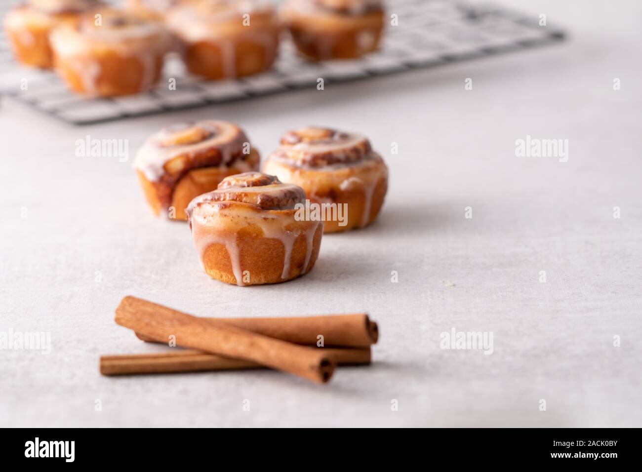 Hausgemachte gebackenen Zimtschnecken auf die Kühlung auf die Kühlung Rack Stockfoto