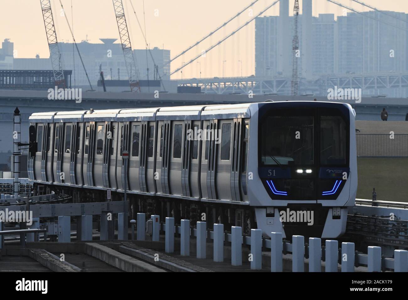 Tokio, Japan. 1. Dez, 2019. Ein Zug für die Yurikamome Linie gesehen werden kann Ariving an Ariake Tennis-no-mori-Station neben dem Ariake Gymnastik Center, das im nördlichen Teil von Tokyo's Ariake Bezirk, wo die olympischen/paralympischen Dorf und dem International Broadcast Center und das Pressezentrum wird ebenfalls in der Nähe befindet. Während der Tokyo 2020 Spiele. Die Ariake Gymnastik Center Veranstaltungsort wird Gymnastik, Trampolin und Rhythmische Gymnastik während der Olympischen Spiele statt. Es werden auch die antiken Griechenland Sport der Baccia auf die Paralympischen Wettbewerbe. Foto o genommen Stockfoto