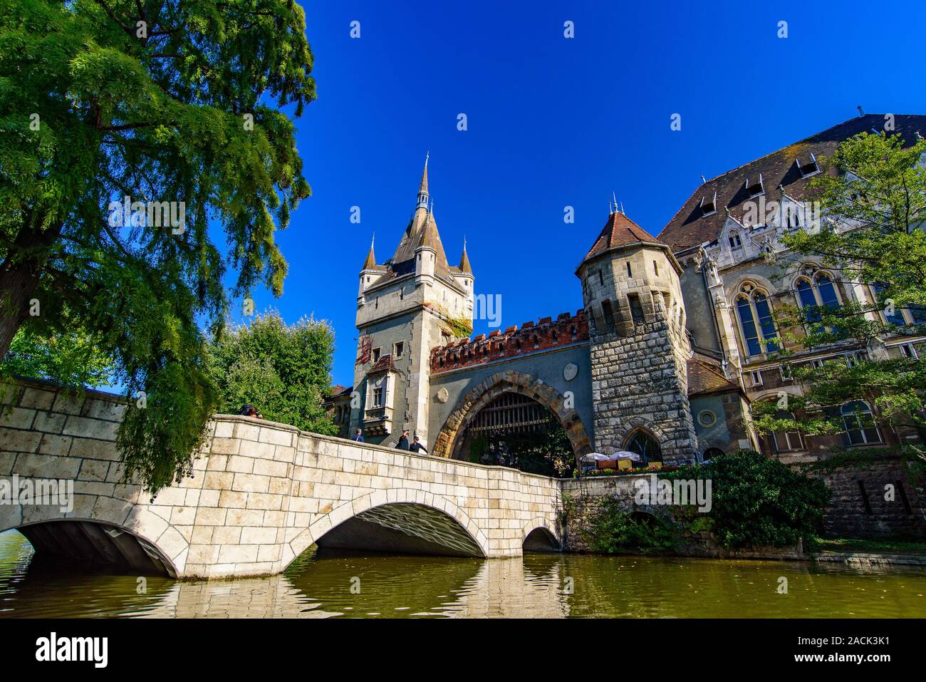 Die Burg von Vajdahunyad, ein Schloss in der Stadt Park von Budapest, Ungarn Stockfoto