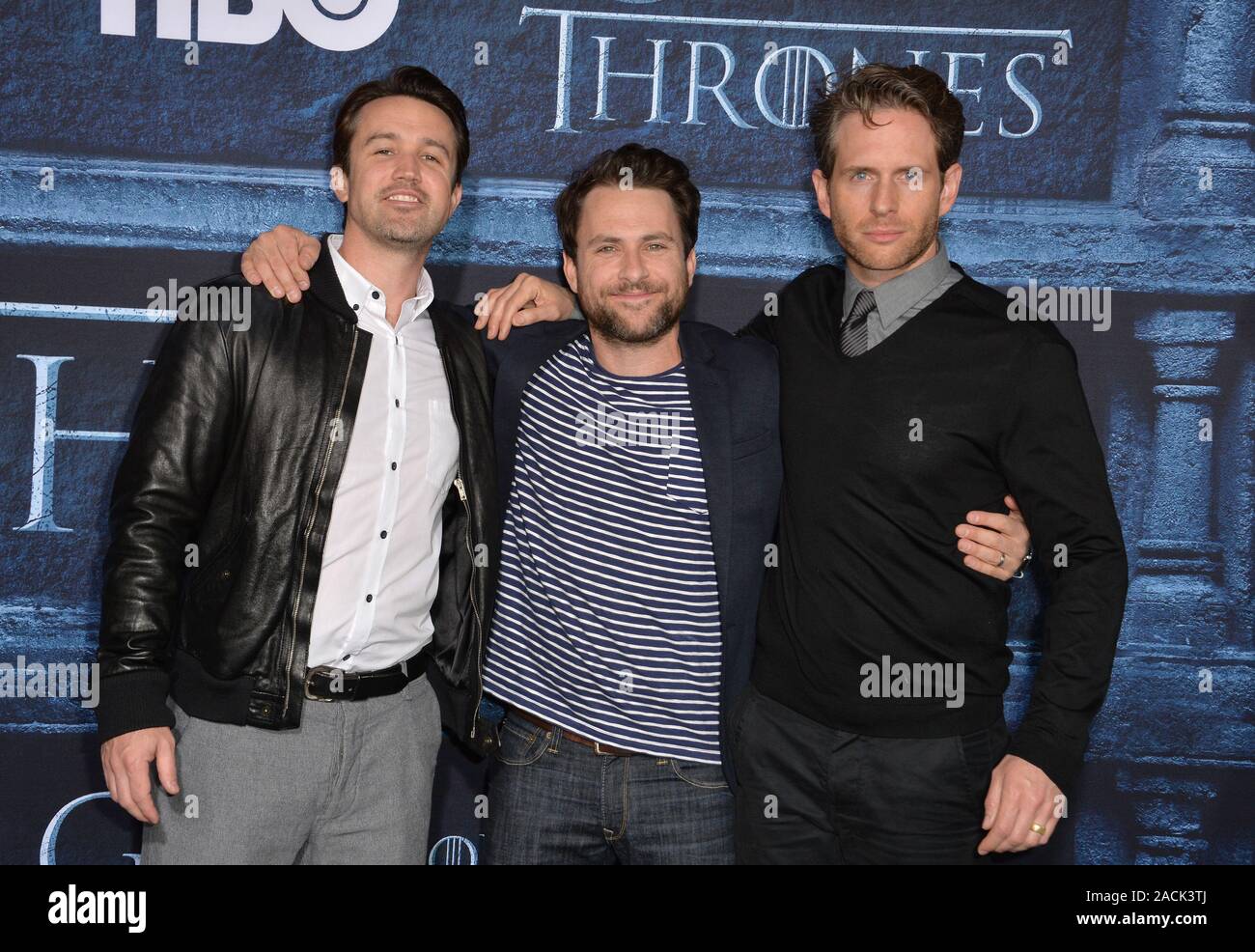 LOS ANGELES, Ca. April 10, 2016: Akteure, Charlie Day, Rob McElhenney & Glenn howerton an der Jahreszeit 6 Premiere von Spiel der Throne an der TCL Chinese Theater, Hollywood. © 2016 Paul Smith/Featureflash Stockfoto