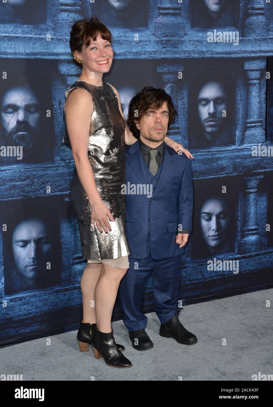 LOS ANGELES, Ca. April 10, 2016: Schauspieler Peter Dinklage & Frau Schauspielerin Erica Schmidt an der Jahreszeit 6 Premiere von Spiel der Throne an der TCL Chinese Theater, Hollywood. © 2016 Paul Smith/Featureflash Stockfoto