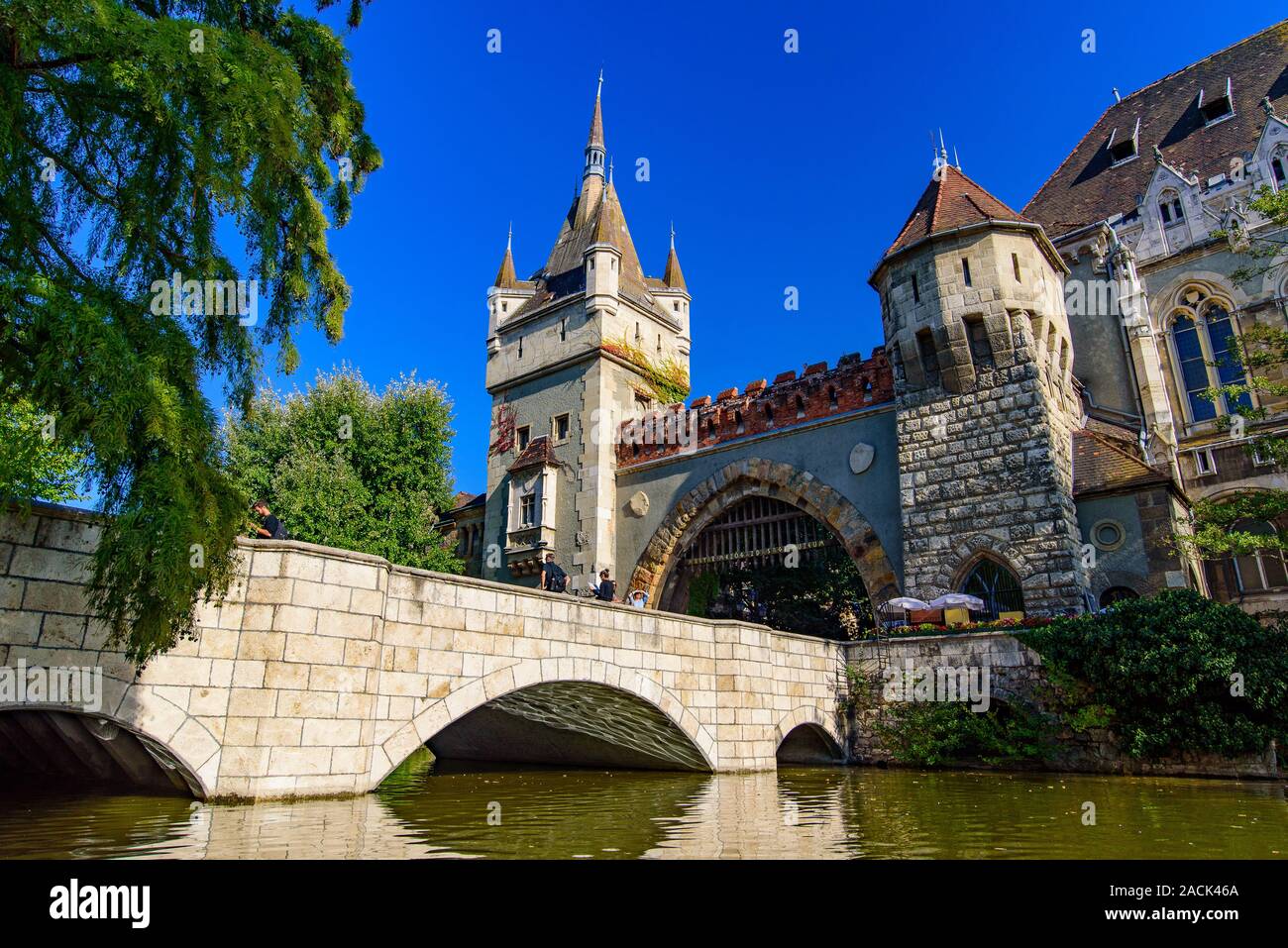 Die Burg von Vajdahunyad, ein Schloss in der Stadt Park von Budapest, Ungarn Stockfoto