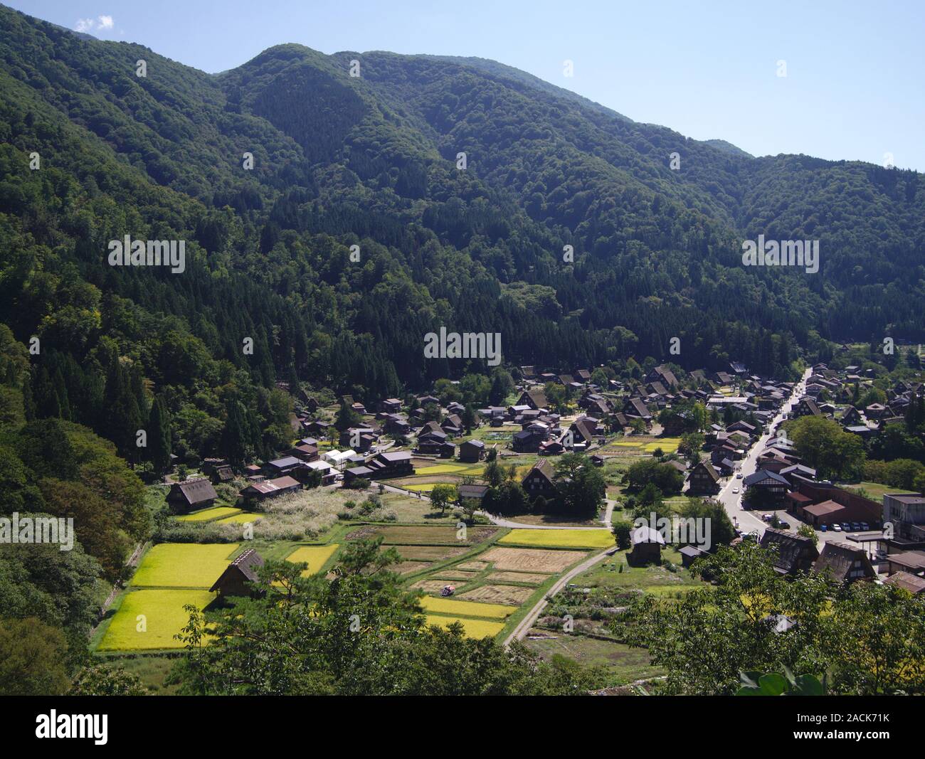 Das Dorf Shirakawa-go aus erhöhter Position Stockfoto