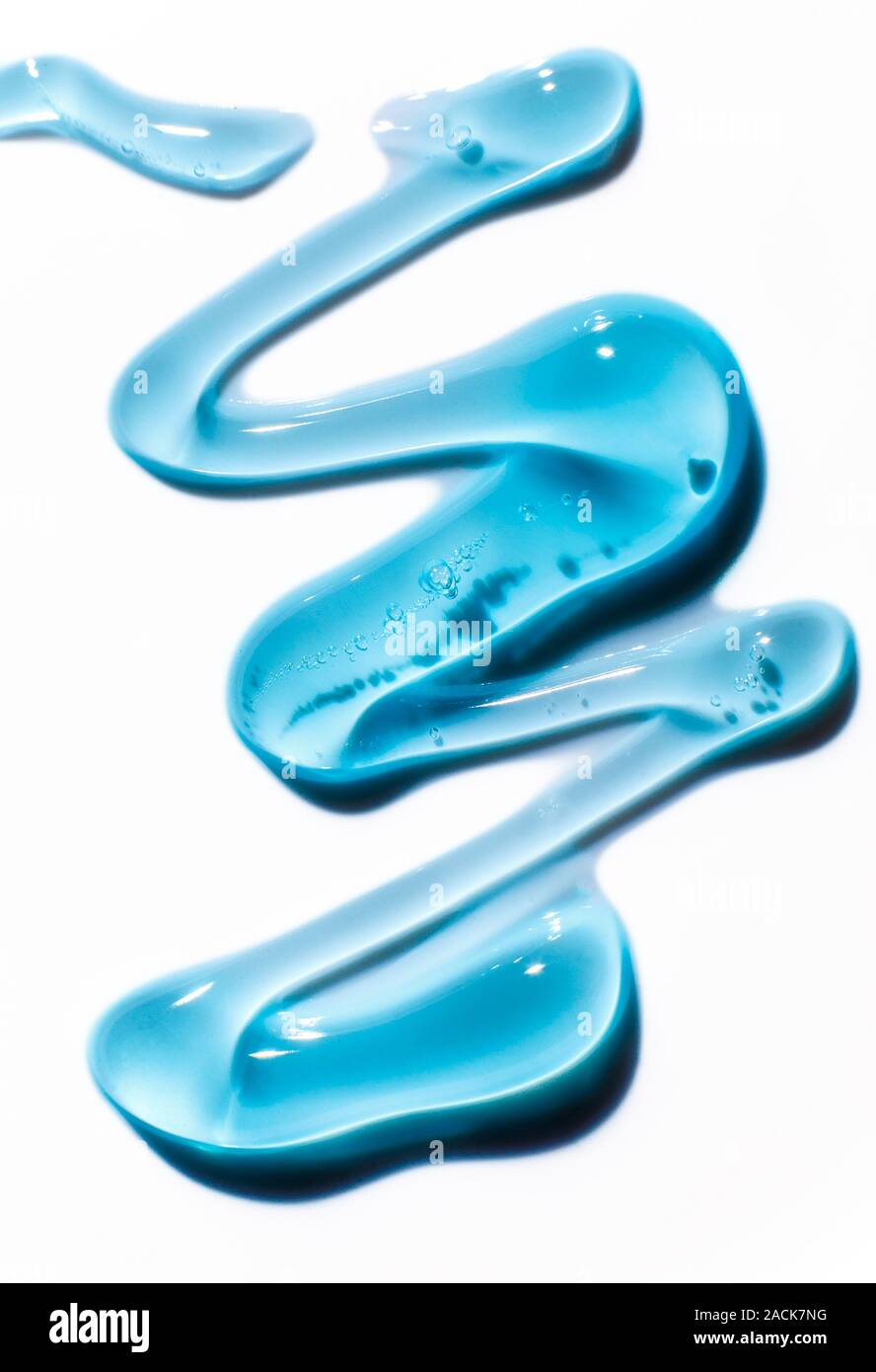 Wasser blau Gel Kugeln. Polymer gel. Silica Gel. Kugeln blau Hydrogel.  Liquid Crystal Ball mit Reflexion. Textur Hintergrund. Nahaufnahme Makro  Stockfotografie - Alamy