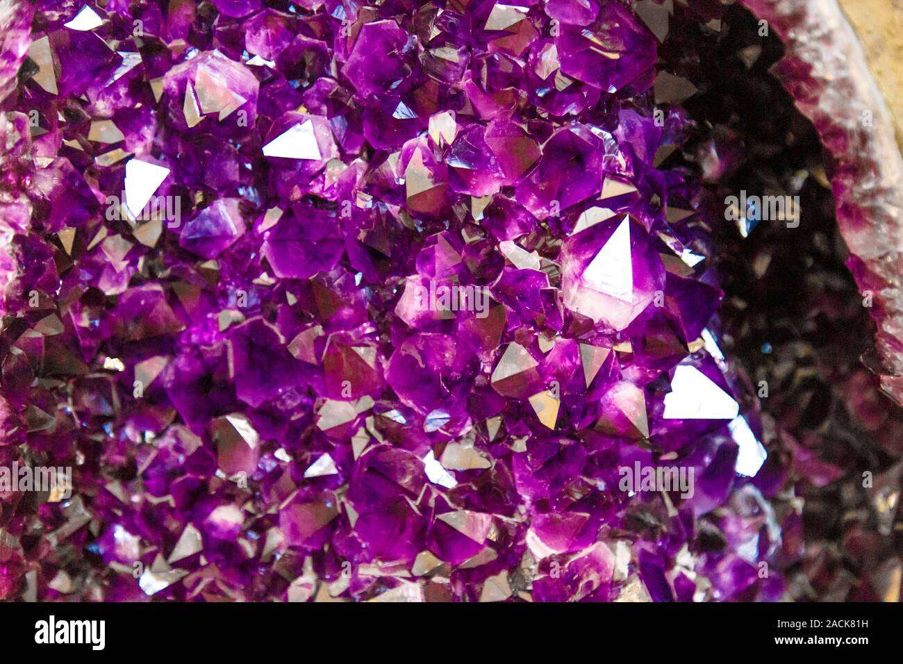 Amethyst lila Kristall. Mineralische Kristalle in der natürlichen Umwelt.  Textur von Edel- und Halbedelsteinen Edelstein. Edelsteine Stockfotografie  - Alamy