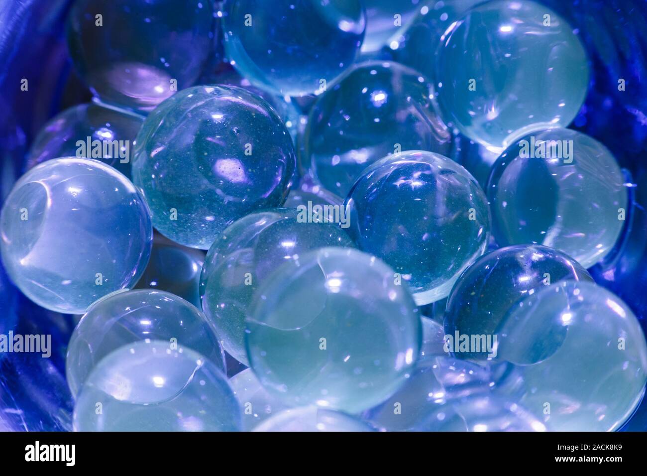 Wasser blau Gel Kugeln. Polymer gel. Silica Gel. Kugeln blau Hydrogel.  Liquid Crystal Ball mit Reflexion. Textur Hintergrund. Nahaufnahme Makro  Stockfotografie - Alamy