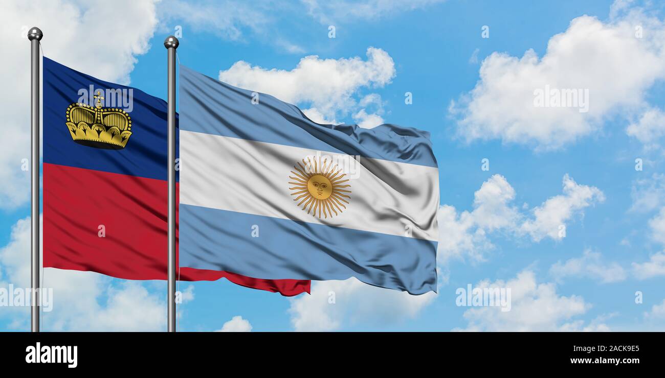 Liechtenstein und Argentinien Flagge im Wind gegen Weiße bewölkt blauer Himmel zusammen. Diplomatie Konzept, internationale Beziehungen. Stockfoto