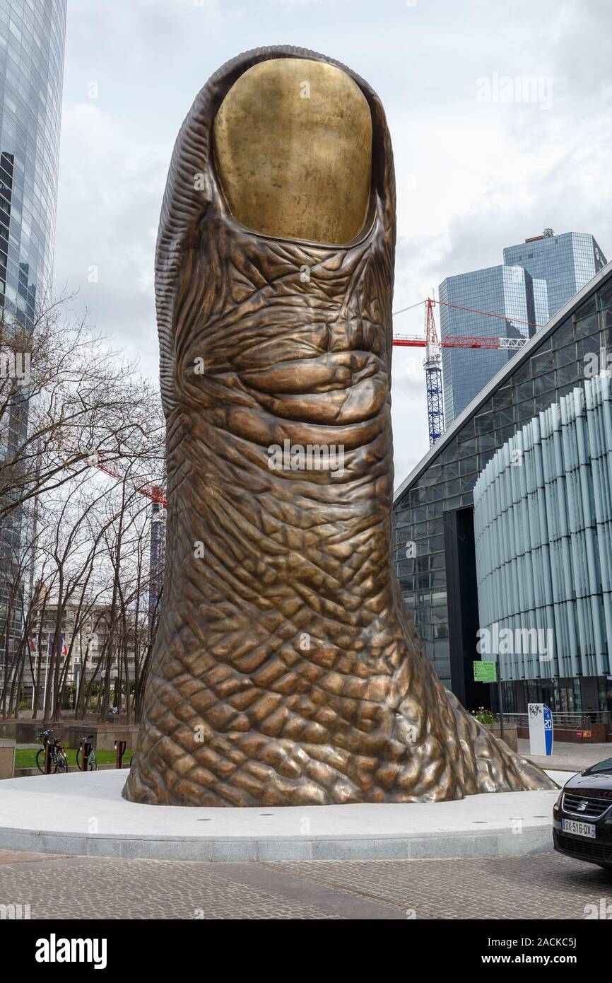 Paris, Frankreich, 30. März 2017: Große Finger oder Riesen großen Daumen oder Kunst Skulptur Statue in La Défense, in der Nähe der Grand arch in Paris, Frankreich. Po Stockfoto