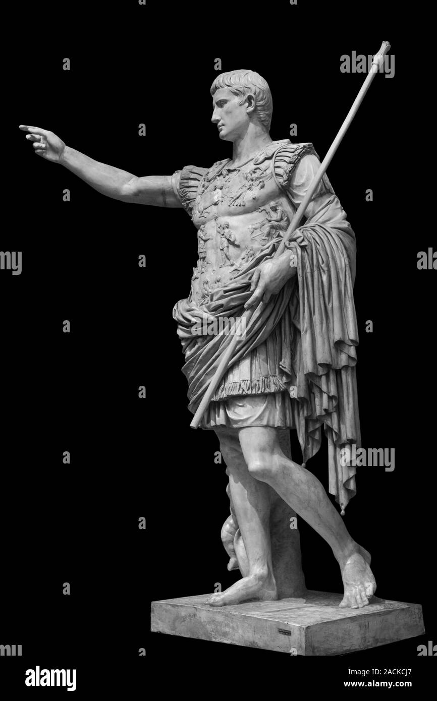 Caesar Augustus, dem ersten Kaiser des antiken Roms. Bronze monumentale Statue in der Mitte von Rom getrennt auf schwarzem Hintergrund von Freistellungspfaden. Stockfoto