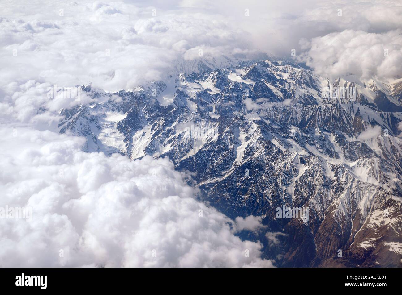 Luftaufnahme der Gebirgszüge. Blick durch die Wolken zu den Berggipfeln. Fantastisch, tolle Landschaft. Verwenden Sie für Hintergrund, Hintergrund Stockfoto