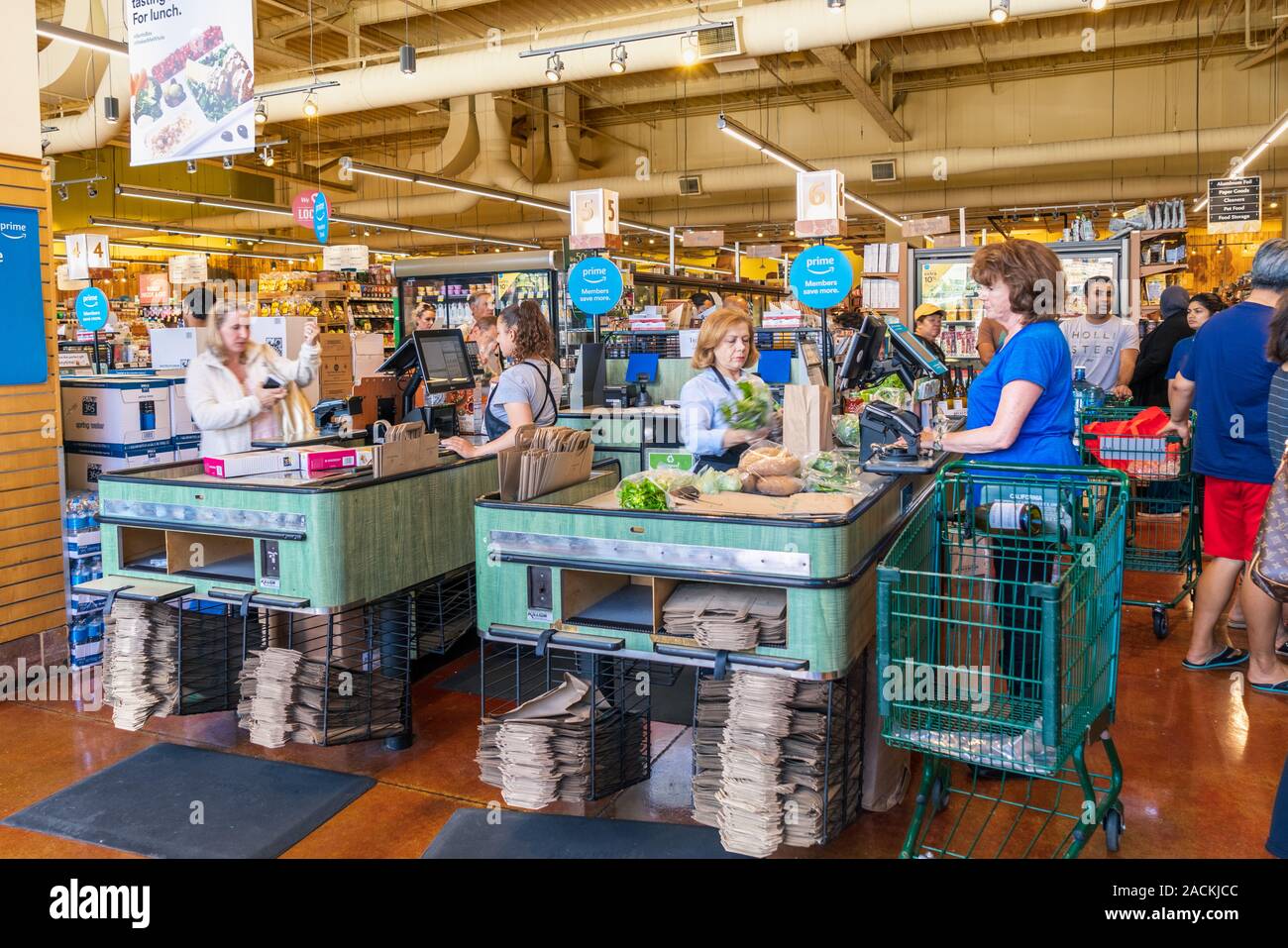 Feb 10, 2019 San Mateo/CA/USA - Whole Foods store Kasse überprüfen Sie aus Gassen, South San Francisco Bay Area. Stockfoto