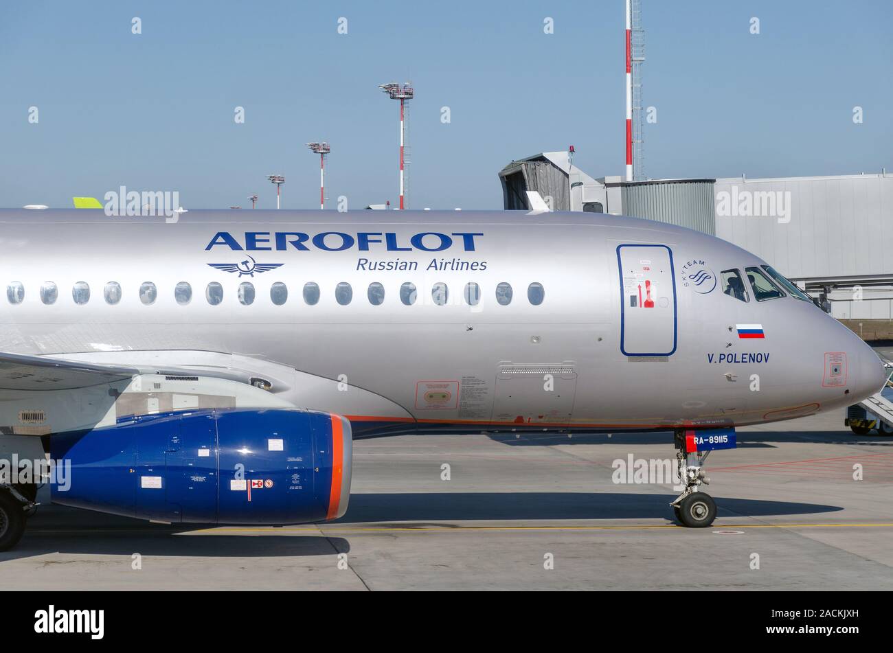 Die Nase des Flugzeugs der russischen Fluggesellschaft Aeroflot auf dem Vorfeld des Flughafens. Von der Seite. Russland, Rostow-am-Don, Platov Flughafen, 2019-04-10 Stockfoto