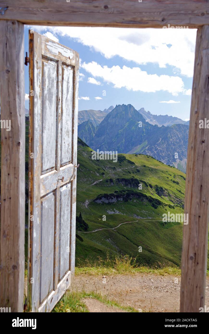 Teil der Kunst aktion öffnen die Tür zu einer anderen Welt, Porta Alpinae auf dem Zeigersattel in der Nähe von Nebelhorn Stockfoto