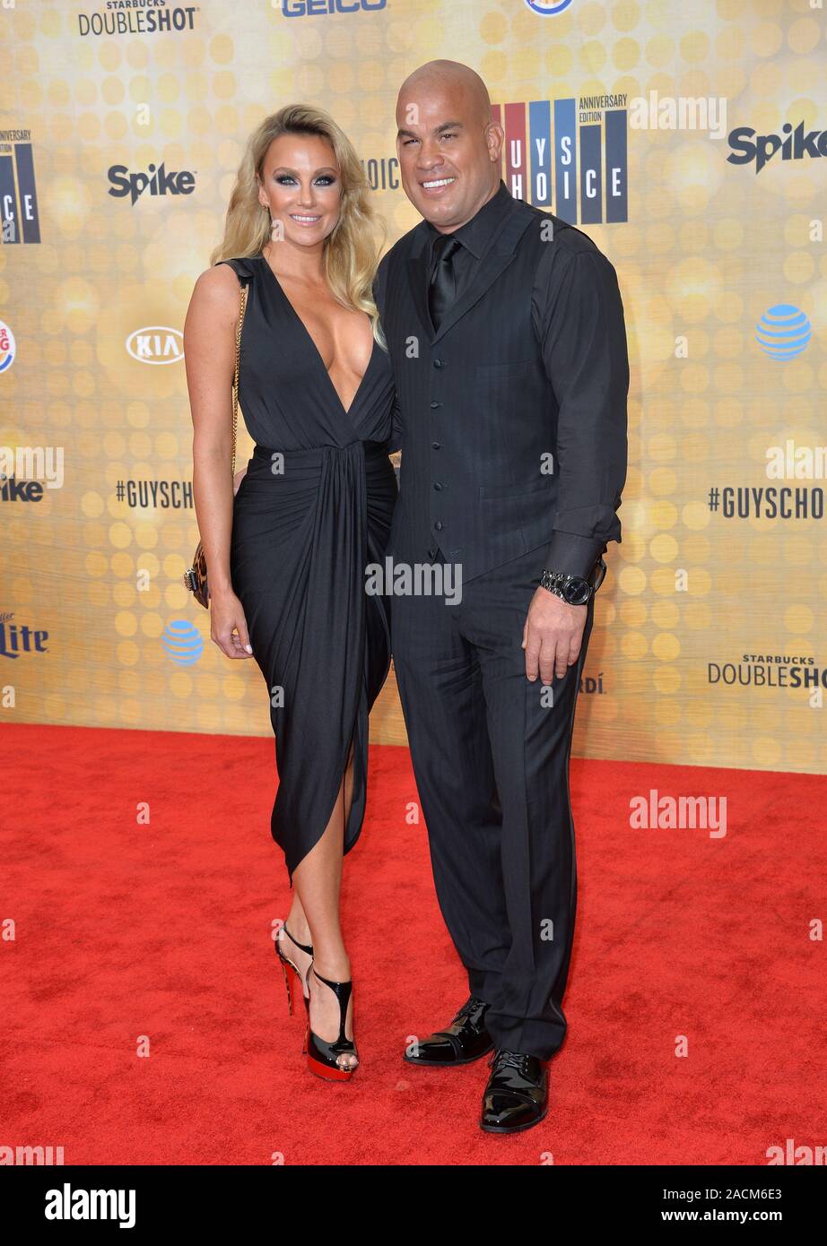 CULVER CITY, CA. Juni 4, 2016: Mixed Martial Arts fighter Tito Ortiz & Freundin Amber Nichole Miller bei Spike TV 10. jährlichen Guys Choice Awards bei Sony Pictures Studios, Culver City, CA. © 2016 Paul Smith/Featureflash Stockfoto