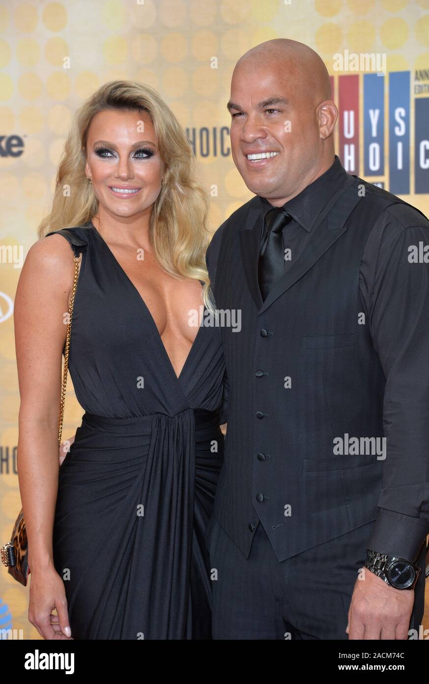 CULVER CITY, CA. Juni 4, 2016: Mixed Martial Arts fighter Tito Ortiz & Freundin Amber Nichole Miller bei Spike TV 10. jährlichen Guys Choice Awards bei Sony Pictures Studios, Culver City, CA. © 2016 Paul Smith/Featureflash Stockfoto