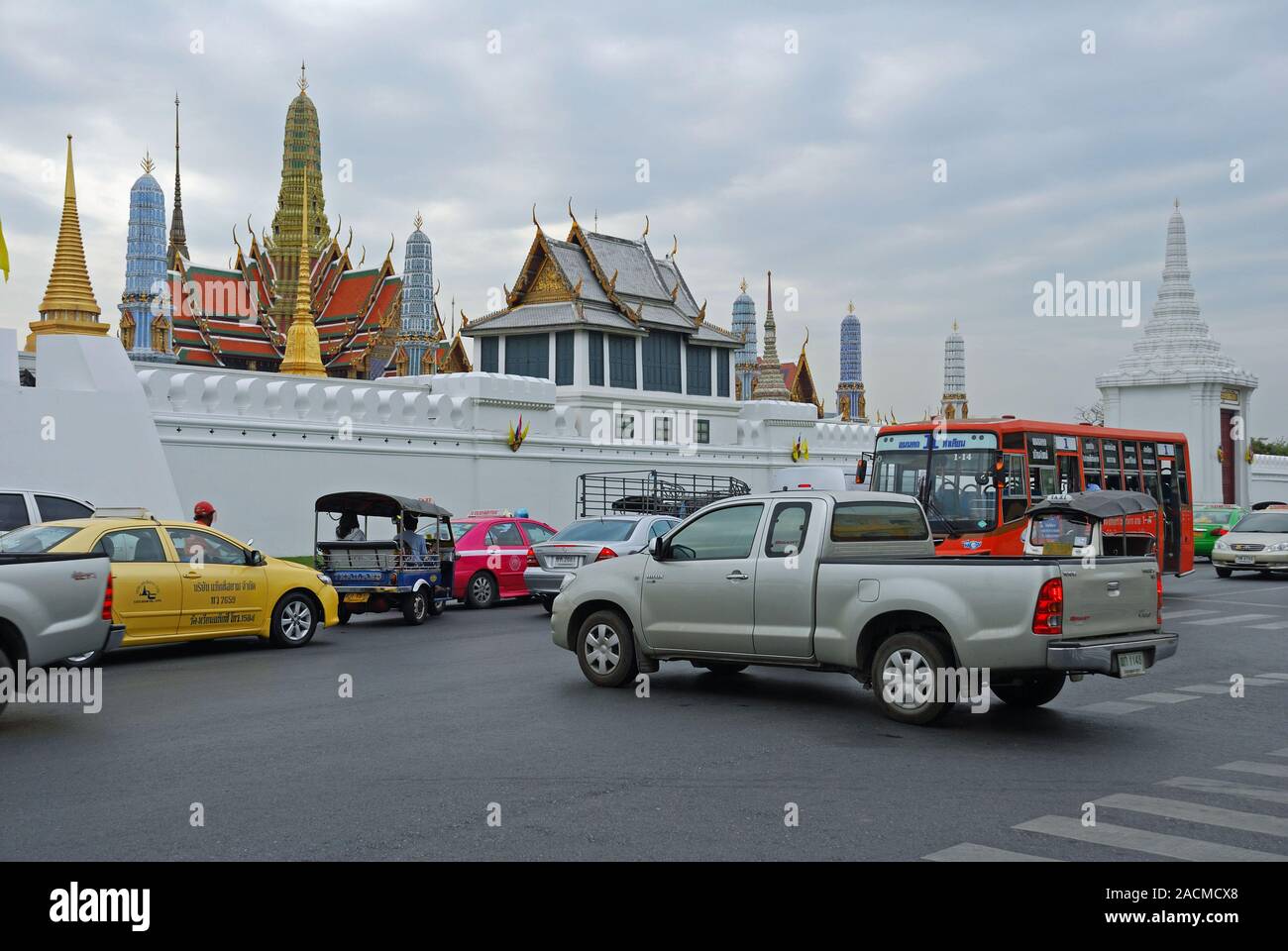Taxis und Tuk Tuk vor dem Großen Palast, Bangkok, Thailand, Asien Stockfoto