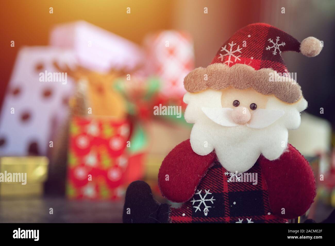 Santa Claus Doll, Geschenkbox präsentieren und christmas Ornament für Weihnachten Gruß saisonale Hintergrund. selektive Fokus Stockfoto