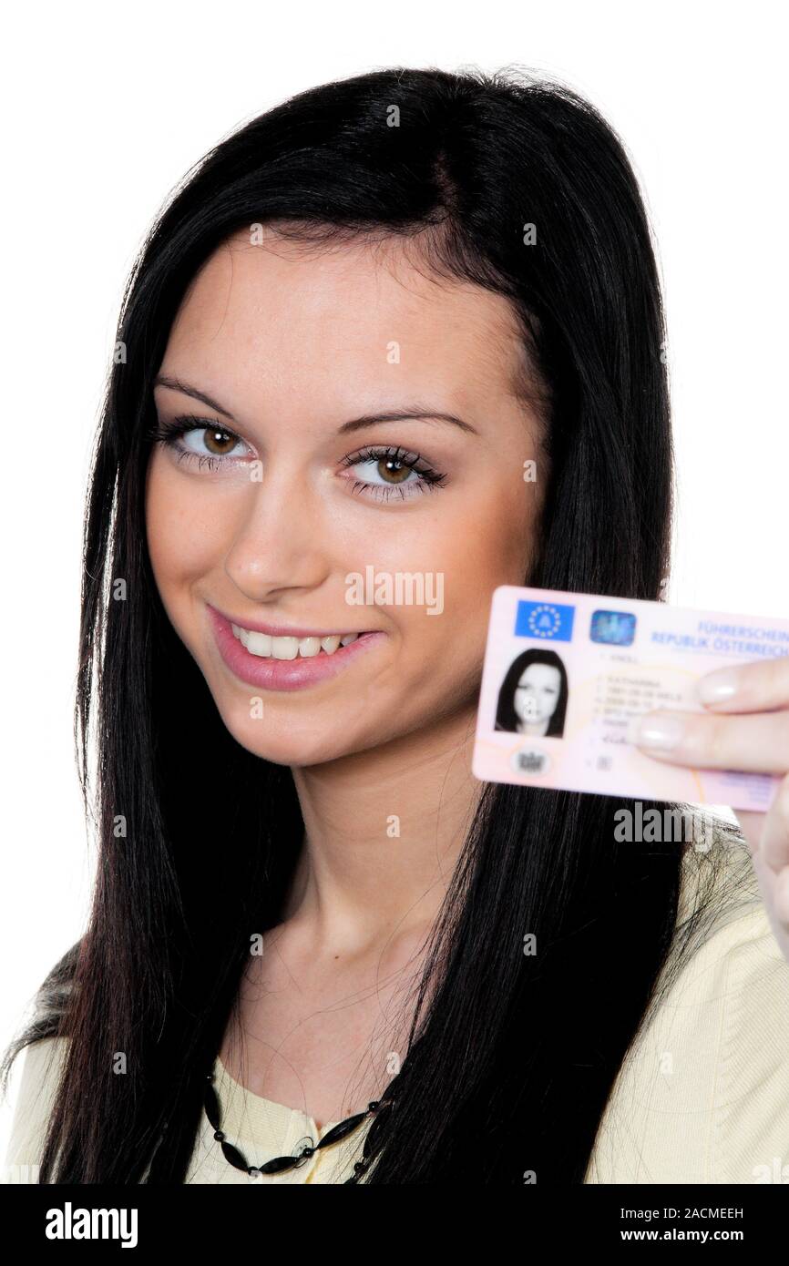 Frau mit einem Auto und Führerschein. Fahrprüfung Stockfoto