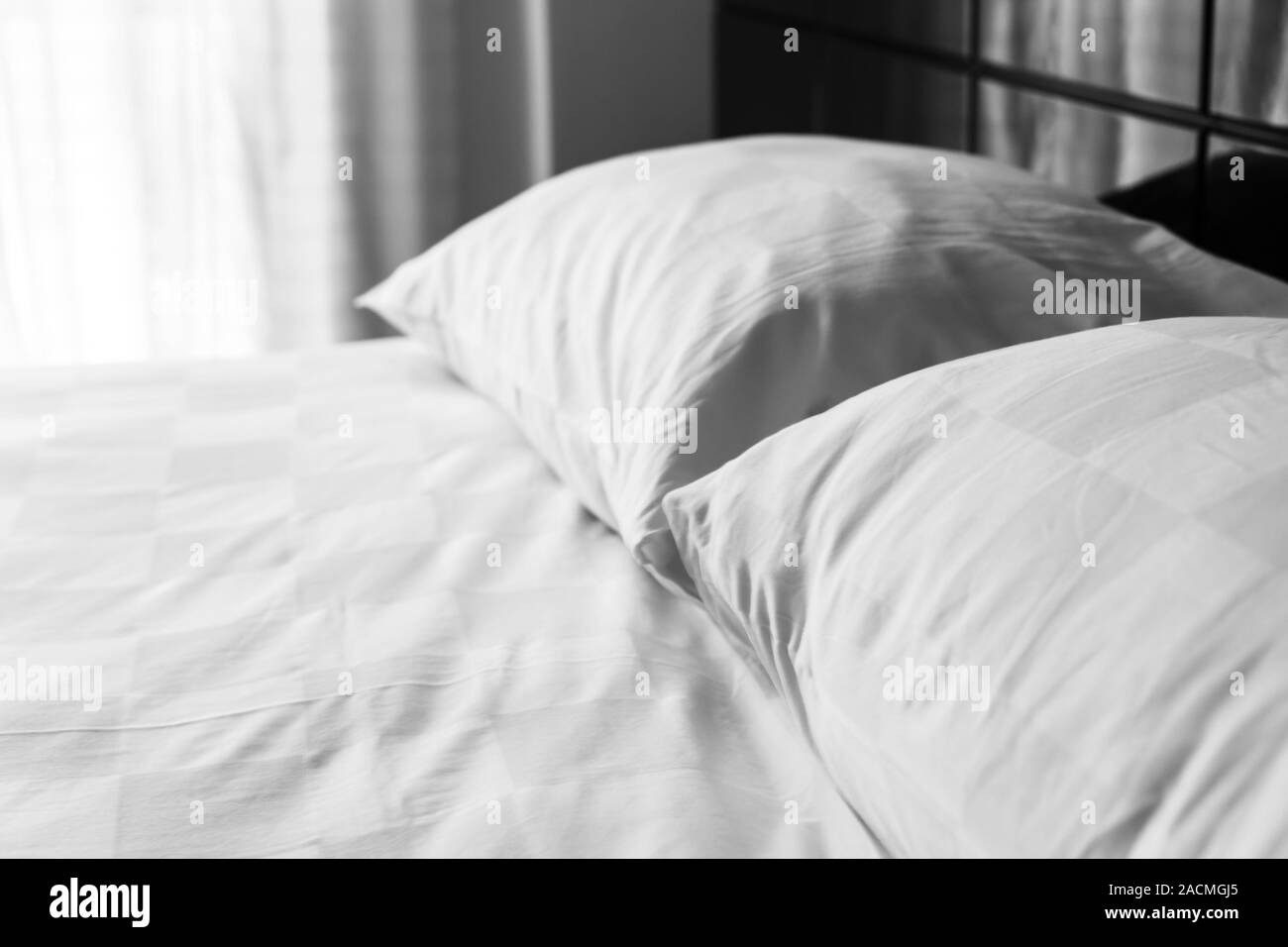 Weiß Kissen lag zu einem leeren Bett, Hintergrund Foto mit selektiven Fokus Stockfoto