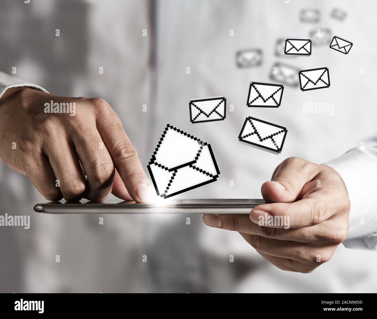 Touchscreen computer und pixel Symbol e-mail Stockfoto