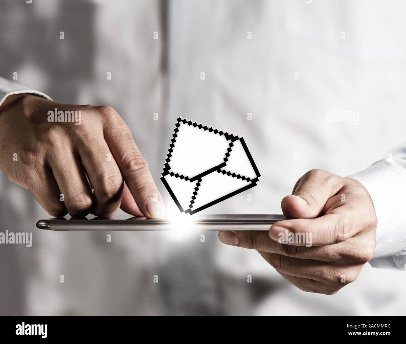 Touchscreen computer und pixel Symbol e-mail Stockfoto