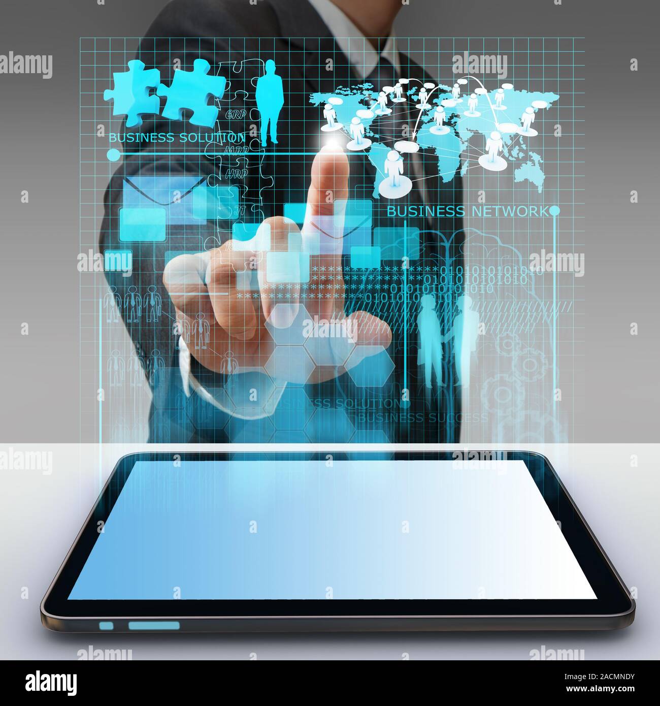 Business mann Hand zeigen sie auf virtuellen Business Netzwerk Prozessdiagramm Stockfoto