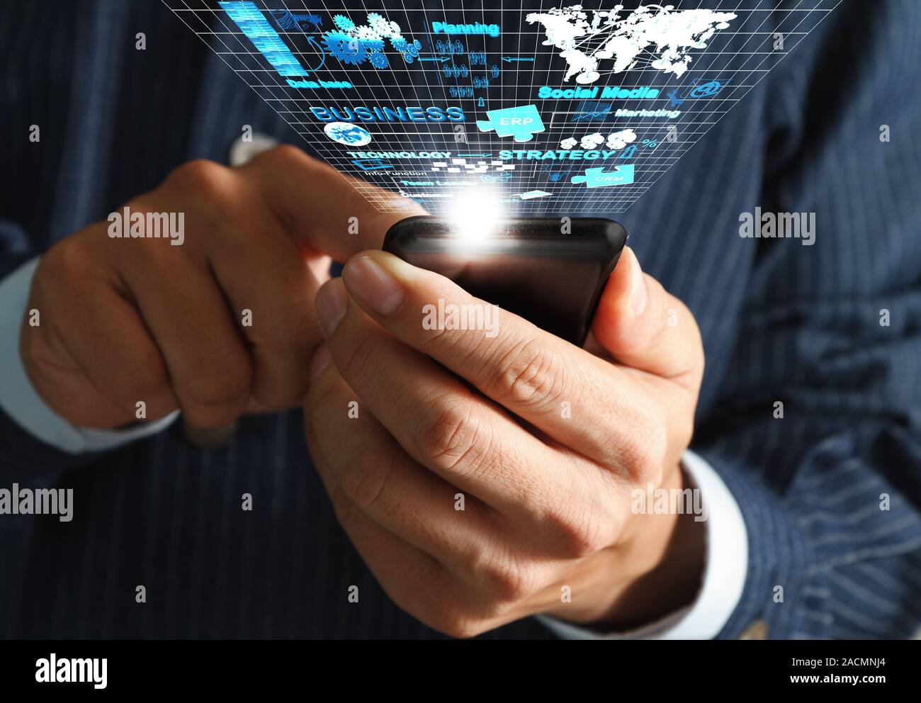 Business Mann hand Mobiltelefon Streaming Virtual Business Netzwerk Diagramm verwenden Stockfoto