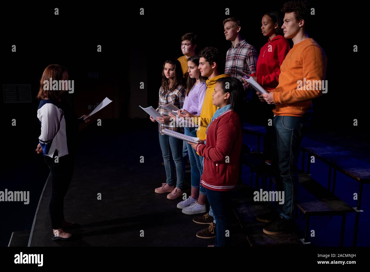 Jugendliche proben im Theater Stockfoto