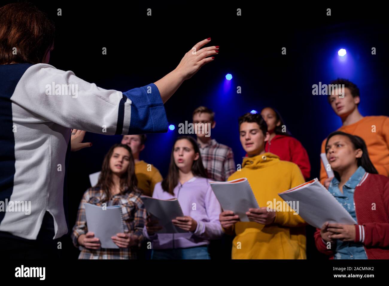 Jugendliche proben im Theater Stockfoto