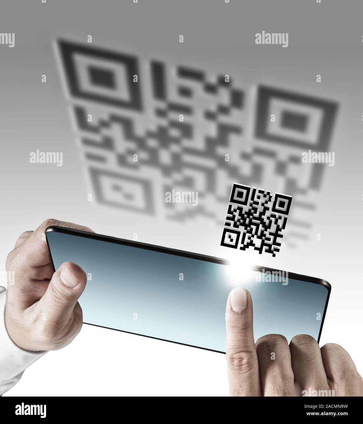 Tablet Computer mit QR-Code scannen Stockfoto