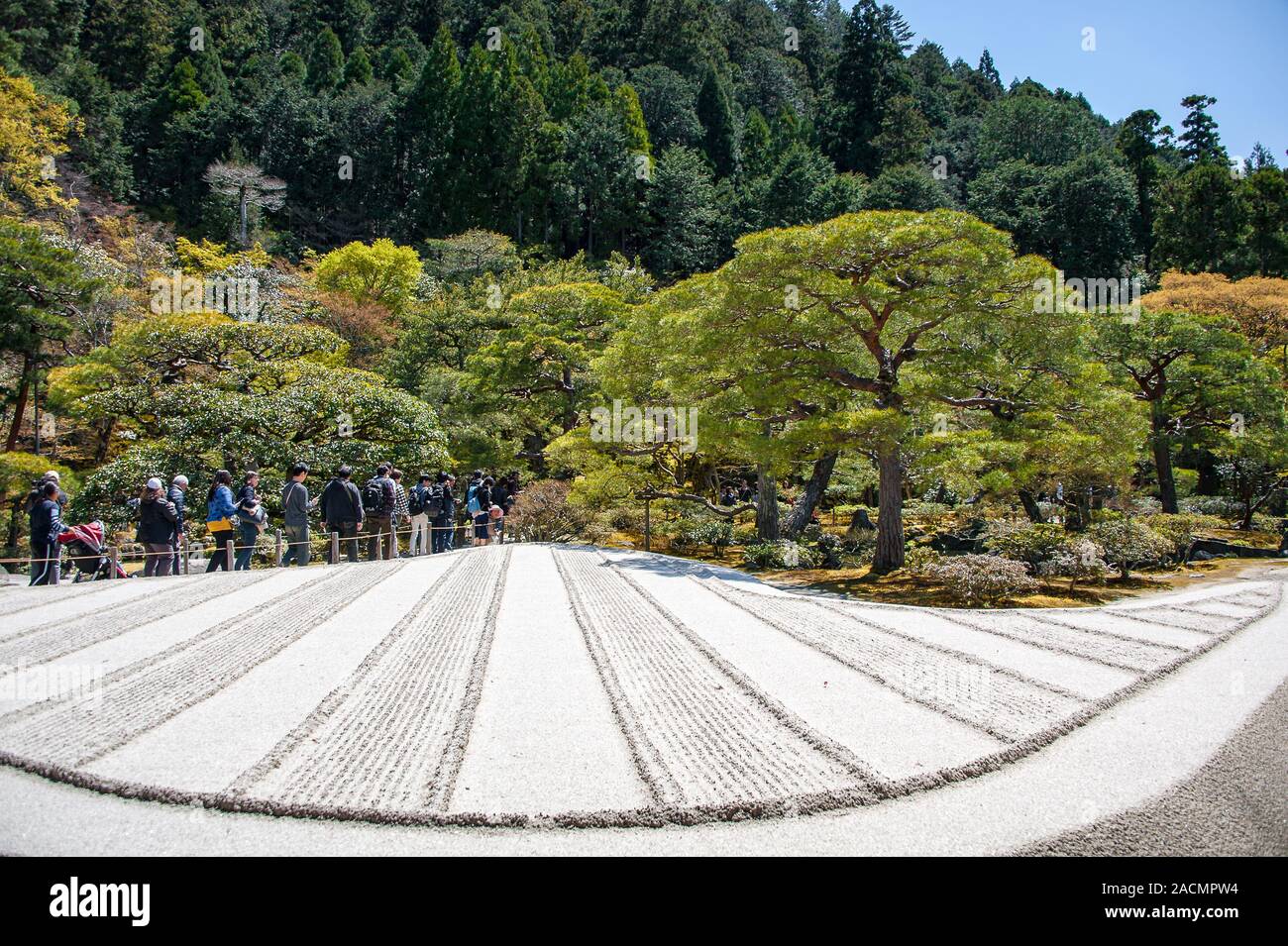 Kyoto, Japan - April 2019: Ginshaden (Silber Meer von Sand) raked sand Garten Ginkaku-ji, silbernen Pavillion, Kyoto. Stockfoto
