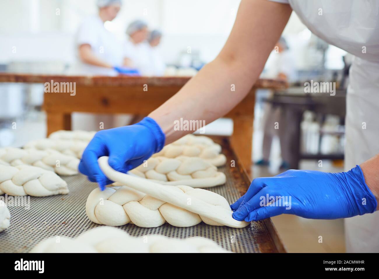 Raw gebackenen Teig liegt auf dem Tisch vor dem Backen in der Bäckerei. Stockfoto