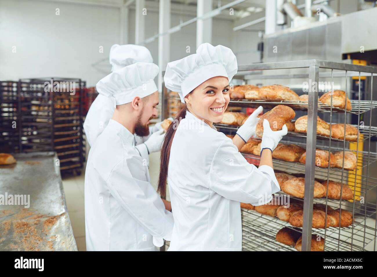 Lächelnd und Kollegen in Bäckerei Herstellung arbeiten Stockfoto