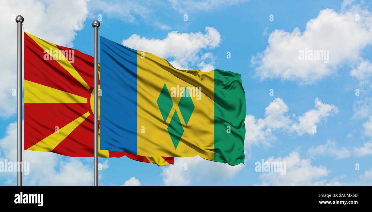 Mazedonien und St. Vincent und den Grenadinen Flagge im Wind gegen Weiße bewölkt blauer Himmel zusammen. Diplomatie Konzept, internationale Relati Stockfoto