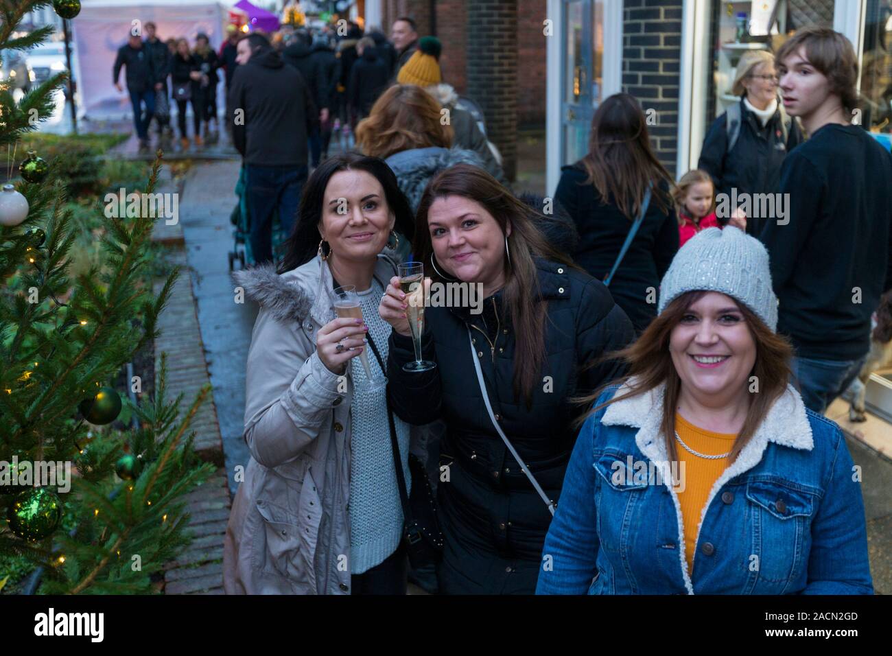 Der jährliche Weihnachtsmarkt und Markt im Herzen von Tenterden Stadtzentrum ist besetzt mit Leuten trinken auf der Straße an einem milden Wintertag Stockfoto