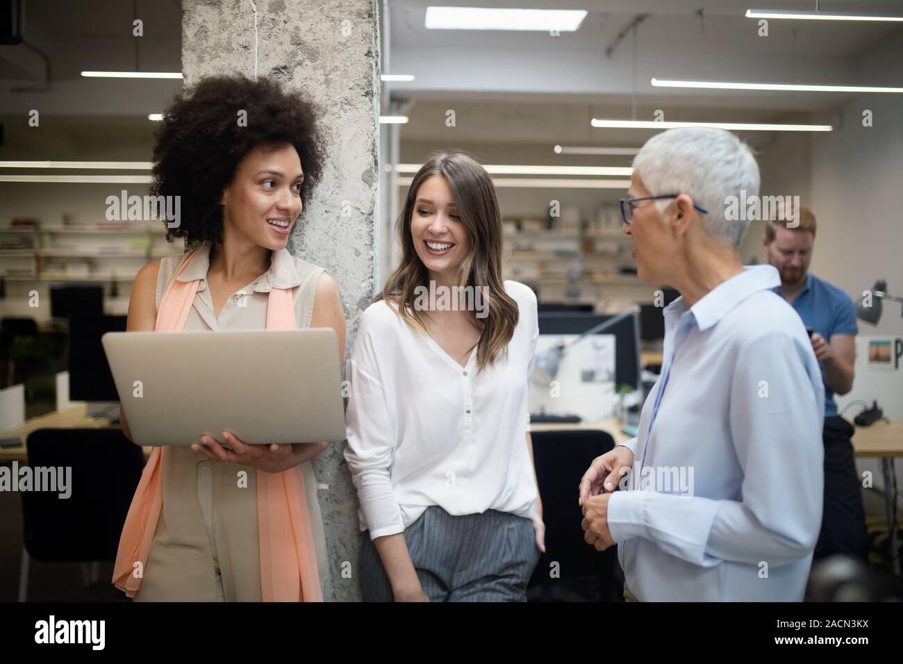 Geschäft Leute gute Teamarbeit im Büro. Teamarbeit erfolgreiche Tagung Workplace Konzept. Stockfoto