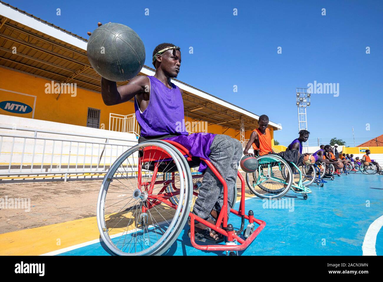 (191203) - juba, Dez. 3, 2019 (Xinhua) - die Spieler dribbeln Üben an einem Basketballplatz in Juba, Südsudan, Nov. 27, 2019. Einige wurden Opfer von Landminen, andere von Schussverletzungen und einige sind Überlebende der Polio. Alle von ihnen sind Amputierte, einige von ihnen doppelte amputees. Jetzt hat sich das Team große Hoffnungen, die es an die 2020 in Tokio die Paralympischen Spiele, die von Aug.25 bis Sept. 6, und hinterlässt eine dauerhafte Markierung auf der globalen Bühne. Die Mannschaft, die Camping ist in Juba, Xinhua erklärt es hofft, Sport zu verwenden, um die Stigmatisierung von Behinderung zu Ende und die Spieler, die die Möglichkeit bieten, mit Gesellschaft zu integrieren Ein Stockfoto