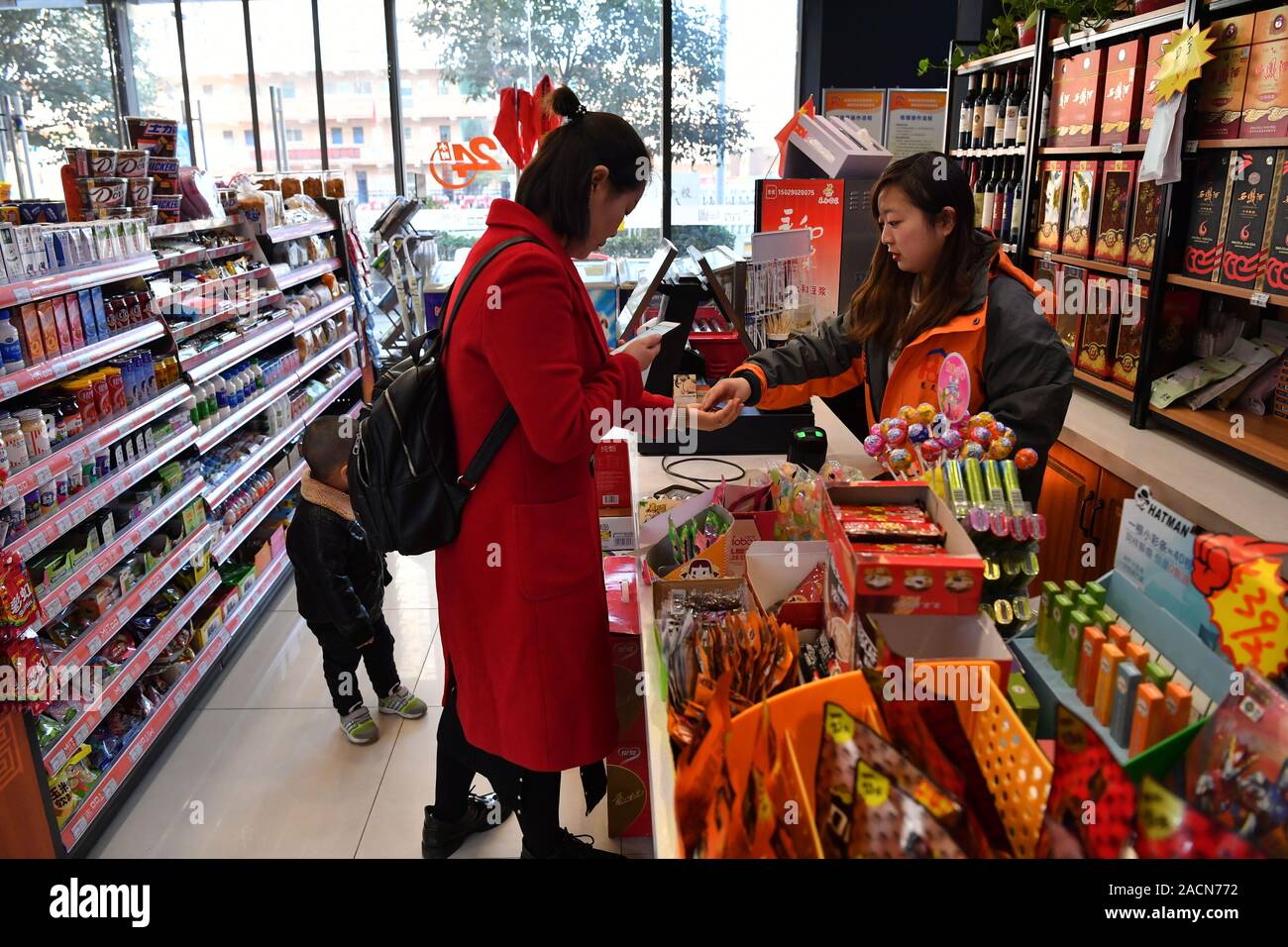 Xi'an der chinesischen Provinz Shaanxi. 2. Dez, 2019. Sales Assistant Xiaoxi(R) arbeitet in einem Supermarkt in Xi'an, Provinz Shaanxi im Nordwesten Chinas, Dez. 2, 2019. Die speziellen Supermarkt in Xi'an bietet Stellenangebote und Ausbildung für geistig behinderte Mitarbeiter. Derzeit sechs geistig behinderte Menschen arbeiten dort. Credit: Liu Xiao/Xinhua/Alamy leben Nachrichten Stockfoto