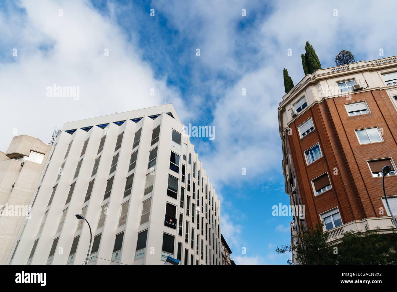 Madrid, Spanien - 2 November, 2019: Luxus Wohn- und Geschäftshäusern in Oertega y Gasset Straße in Salamanca Stockfoto