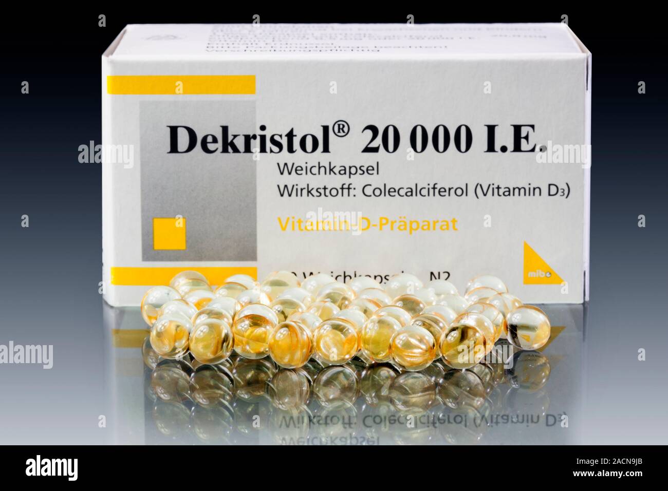 Vitamin-D-Präparate. Box und Kapseln von Dekistrol kapseln. Dekistrol ist  ein Vitamin D3 (Cholecalciferol) ergänzen. Vitamin D ist in Nahrungsmitteln  gefunden Suc Stockfotografie - Alamy