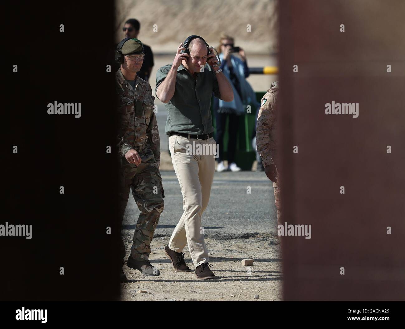 Der Herzog von Cambridge an der Sheikh Salim Al-Ali National Guard Lager, wie er tritt in UK und kuwaitische Truppen, wie sie in der Übung Desert Warrior, als Teil seiner Tour von Kuwait und Oman. Stockfoto