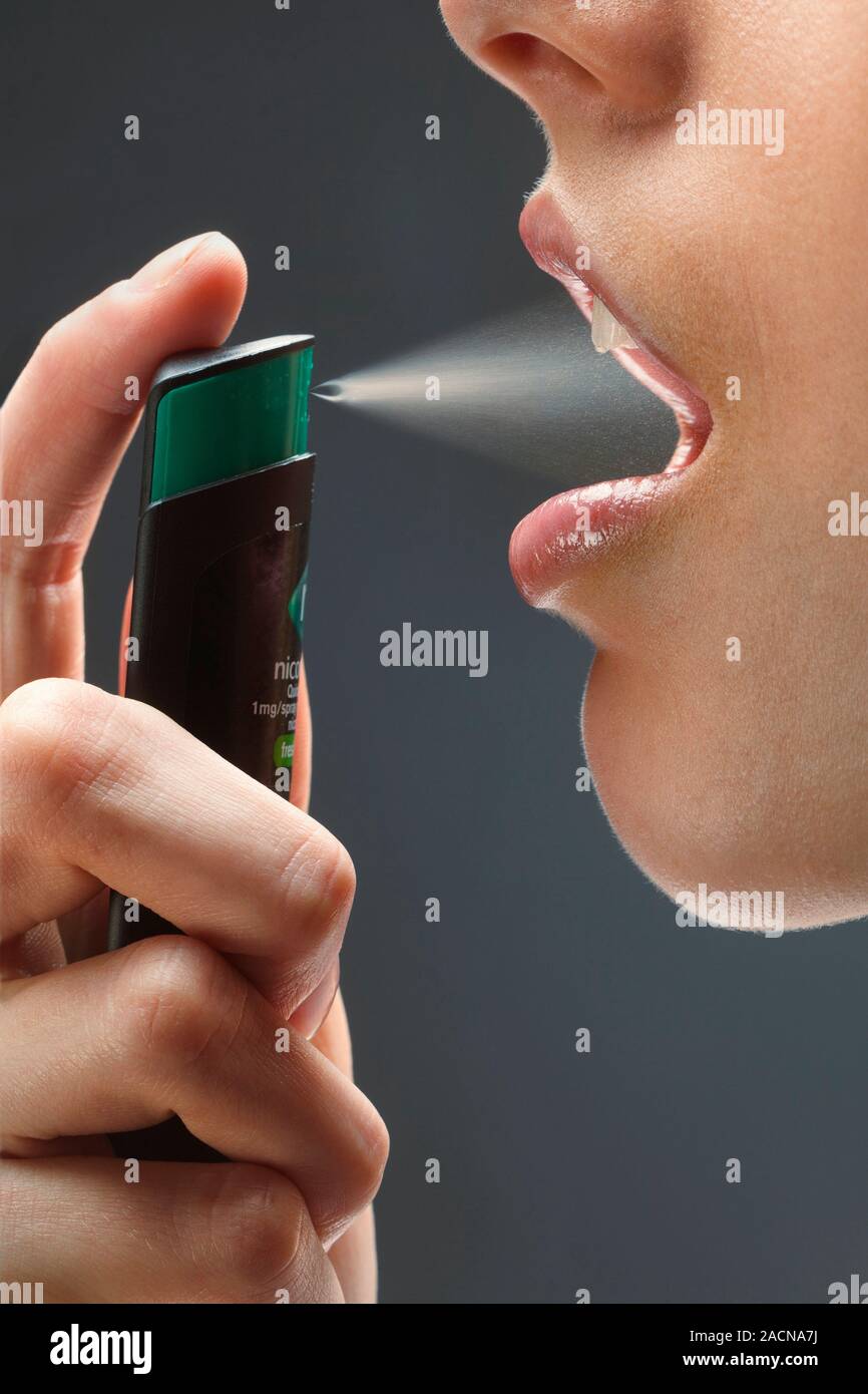 Nikotin (Nicorette) Mundspray durch eine weibliche Patienten verwendet, um  zu helfen, das Rauchen aufzugeben Stockfotografie - Alamy