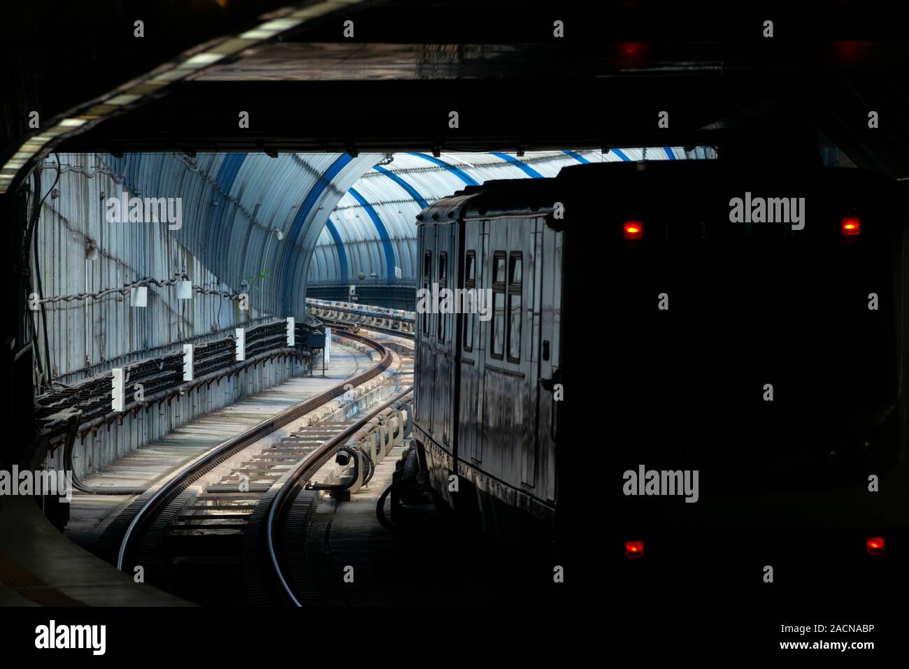U-Bahn-Silhouette im hellen Tunnel als Nahverkehrskonzept. Stockfoto