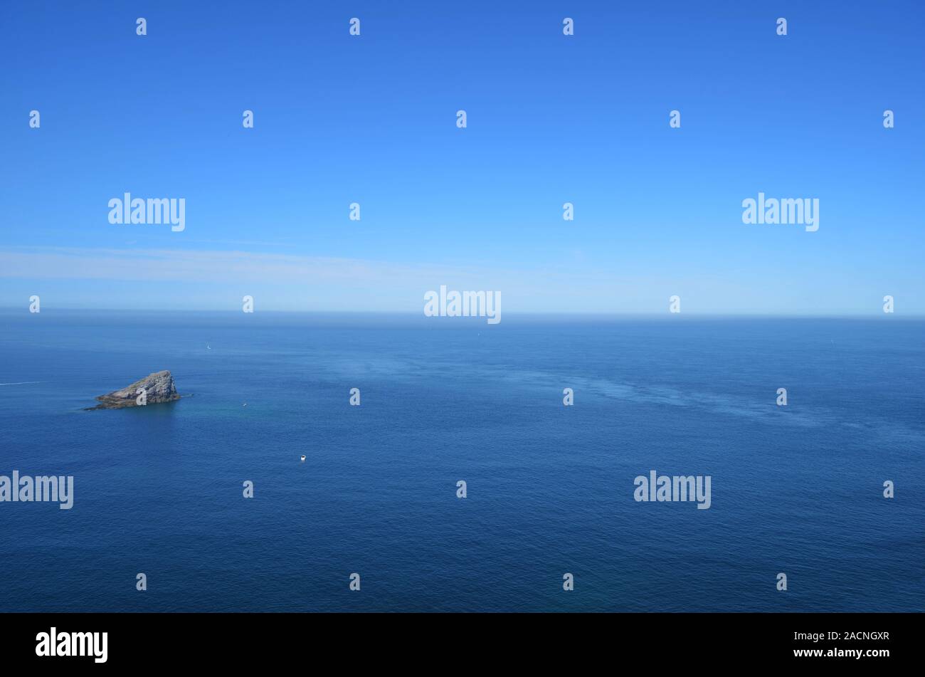 Kleine felsige Insel im Atlantik Stockfoto