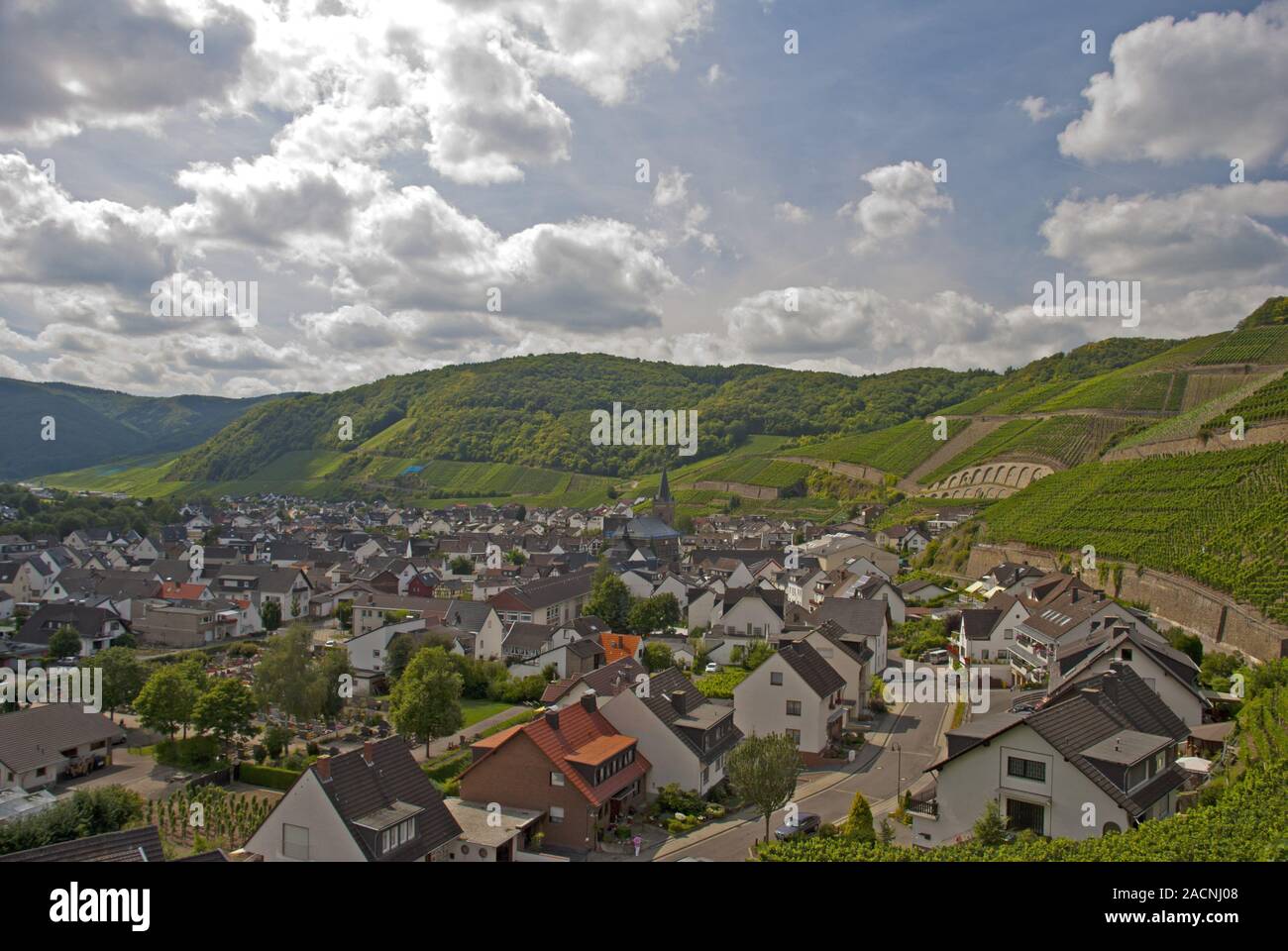 Dernau an der Ahr Wein Dorf, Weinberge im Ahrtal, Pinot Noir und portugiesischen Rebsorten, Rotwein region, Eifel, Rheinland - Stockfoto