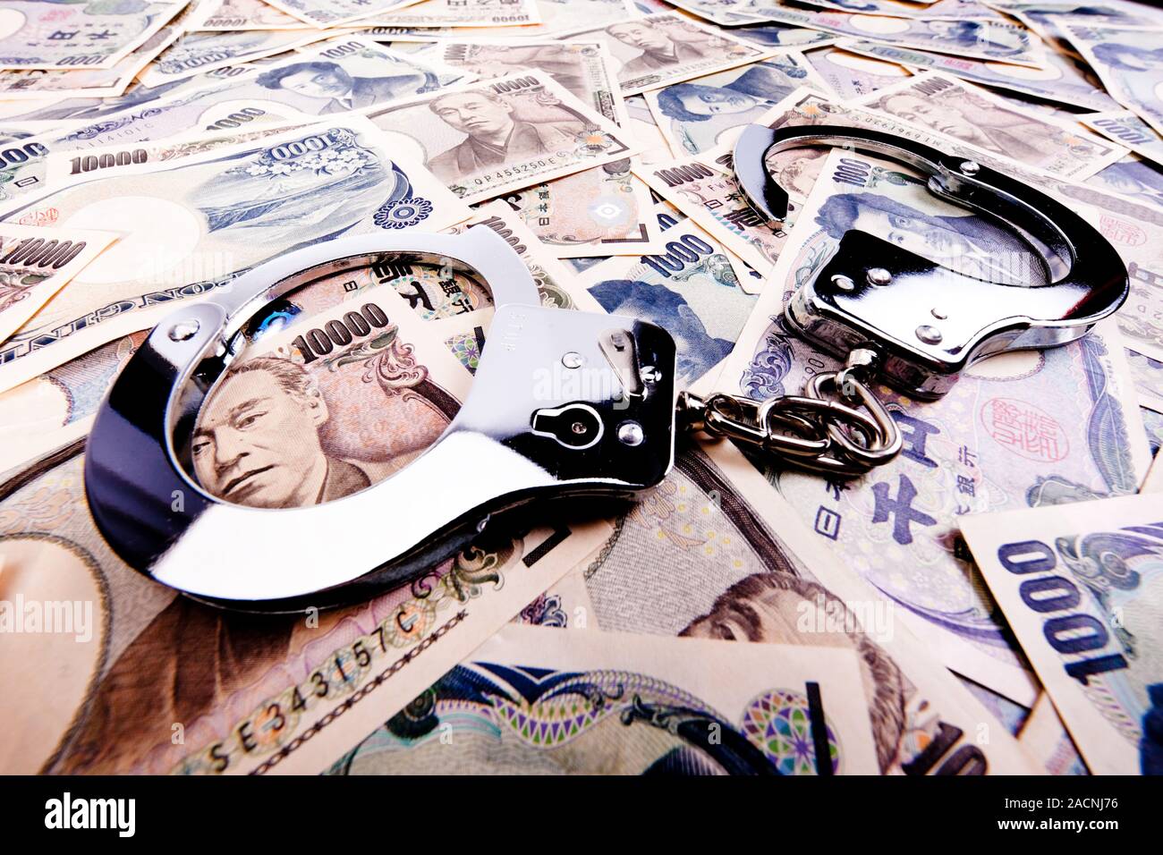 Yen, Banknoten, Währung aus Japan und Handschellen Stockfoto