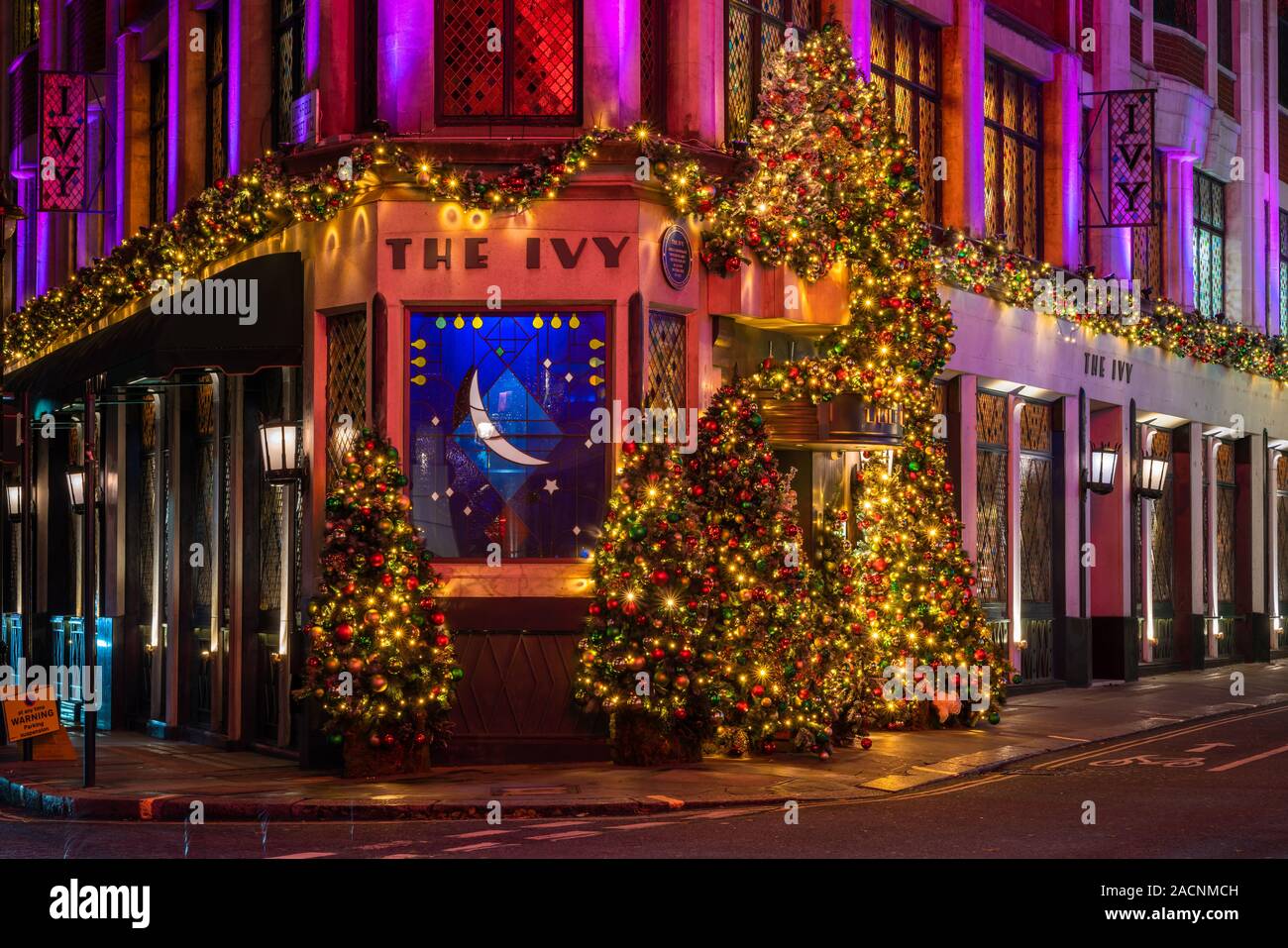 LONDON, UK, 01. Dezember 2019: Die Ivy Restaurant in West Street, Covent Garden ist für Weihnachten dekoriert. Stockfoto