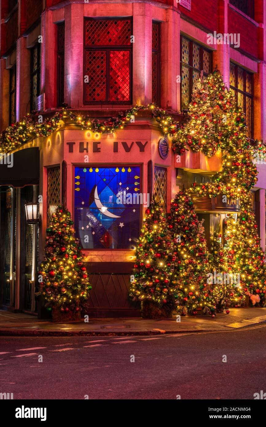 LONDON, UK, 01. Dezember 2019: Die Ivy Restaurant in West Street, Covent Garden ist für Weihnachten dekoriert. Stockfoto